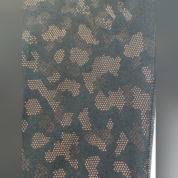 Lululemon Mapped Out High Rise Tight 28" *Camo. Size 8 - Picture 9 of 14